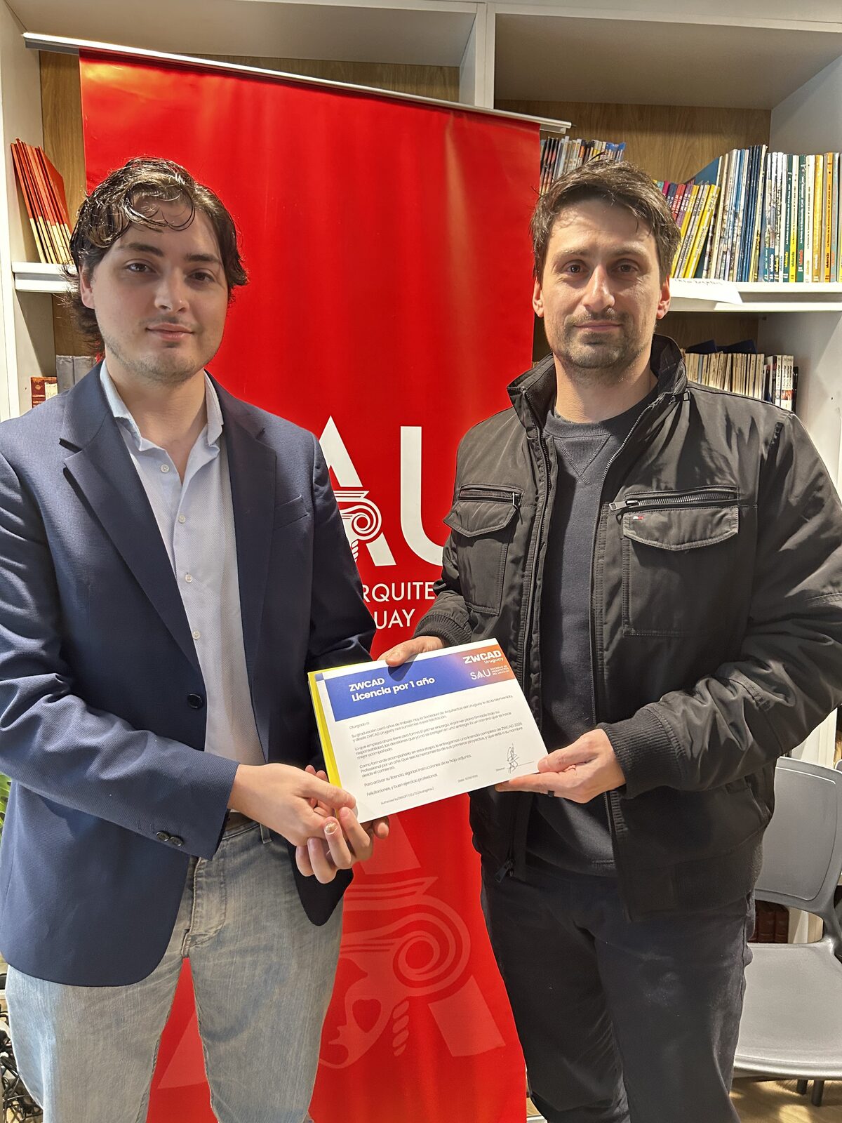 Entrega de la licencia gratuita de ZWCAD a un arquitecto recién egresado, en la sede de la Sociedad de Arquitectos del Uruguay (SAU)