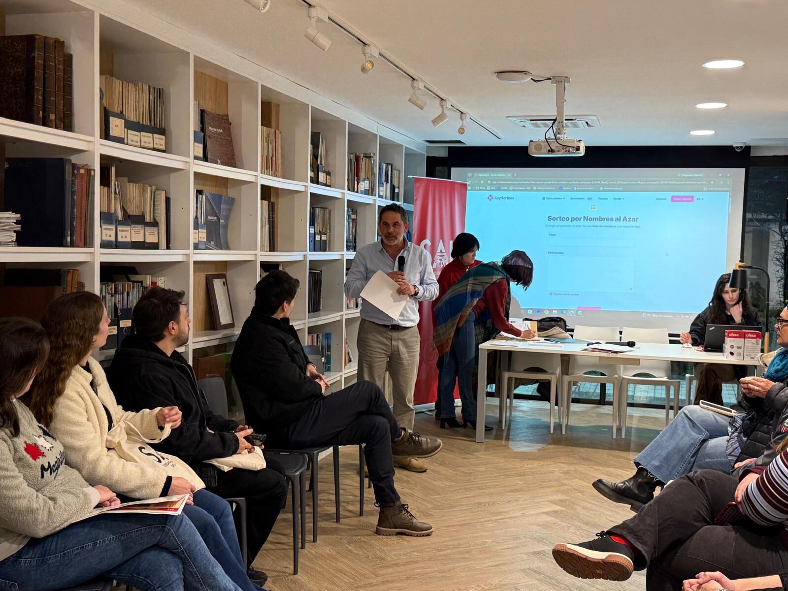 Arquitectos recién egresados participan del sorteo de licencias ZWCAD organizado por la SAU en su sede de Montevideo